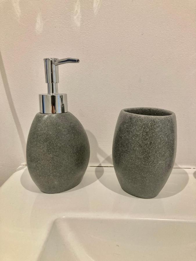 Alex Place'S 생 오엔 로몬 외부 사진